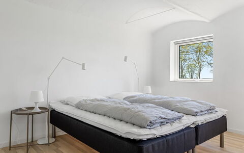 Ilsebeth - 400M from the Sea: Piso, Suelo, Diseño De Interiores, Mueble, Habitación, Cama, Linos, Lecho, Techo, Marco De La Cama