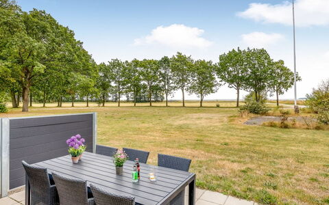 Ilsebeth - 400M from the Sea: El Terreno Del Lote, Sombra, Jardín, Luz De Sol, Paisajismo, Mueble Para Exteriores, Césped, Mesa Al Aire Libre, Silla, Parque