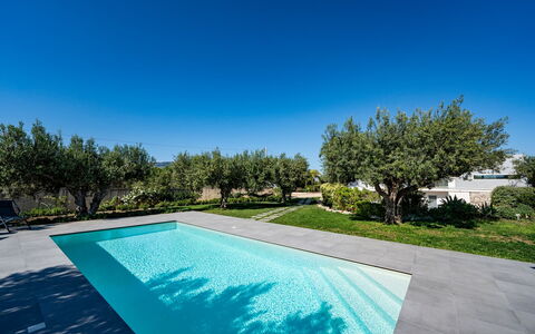 Villa Virginia: Azul, Piscina, Material Compuesto, Recurso, Jardín, Sombra, Paisajismo, Fuente De Agua, Diseño, Eco Hotel