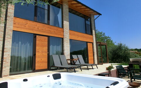 Villa Montello Pool, Jacuzzi, Ac, Wifi, Treviso: Material Compuesto, Piscina, Sombra, Eco Hotel, Manchas De Madera, Inmuebles, Mueble Para Exteriores, Villa, Recurso, Madera Dura