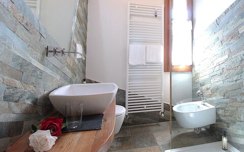 Villa Montello Pool, Jacuzzi, Ac, Wifi, Treviso: Piso, Suelo, Diseño De Interiores, Arreglo De Tubería, Loseta, Baño, Techo, Grifo, Plomería, Pared De Piedra