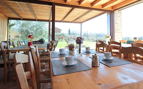 Villa Montello Pool, Jacuzzi, Ac, Wifi, Treviso: Mueble, Mesa, Madera, Silla, Cocina Y Comedor Mesa, Diseño De Interiores, Piso, Techo, Comedor, Mesa Al Aire Libre