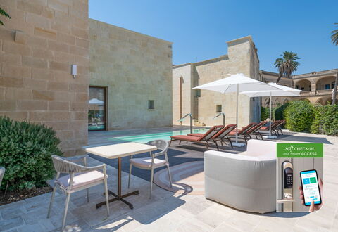 Corte Dei Granai Raro Rooms Collection: Sombra, Hacienda, Patio, Hotel, Paisajismo, Villa, Piscina, Recurso, Mueble Para Exteriores