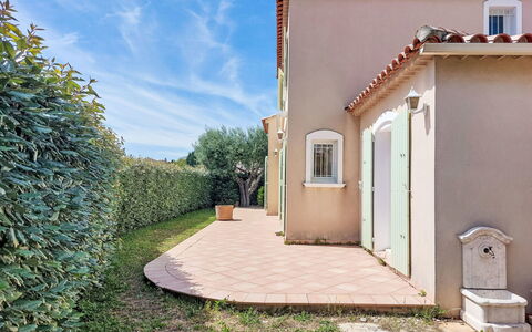 Villa la Pivoine: Arbusto, Barrio Residencial, Casa, Casa, Jardín, Inmuebles, Paisajismo, Entrada De Coches, Yarda, Hacienda