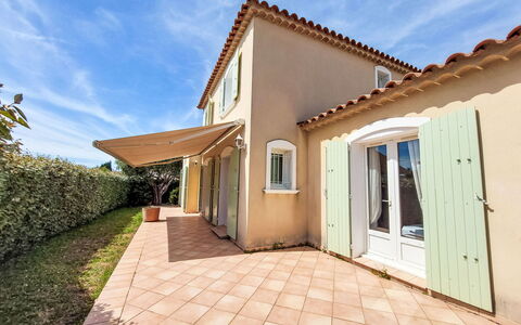 Villa la Pivoine: Barrio Residencial, Casa, Inmuebles, Sombra, Balcón, Villa, Entrada De Coches, Hacienda, Planta De Casa, Porche