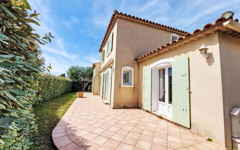 Villa la Pivoine: Barrio Residencial, Casa, Casa, Puerta, Entrada De Coches, Suburbio, Inmuebles, Paisajismo, Pasarela, Pintar