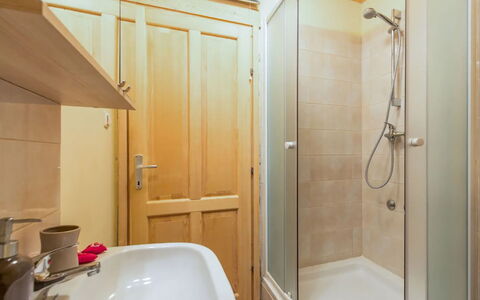 Lea: Diseño De Interiores, Arreglo De Tubería, Piso, Madera, Baño, Suelo, Lavabo Del Baño, Habitación, Techo, Plomería