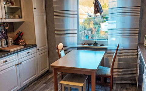 Ludmilla: Mueble, Piso, Diseño De Interiores, Madera, Suelo, Silla, Cocina, Mesa, Mostrador, Cocina Y Comedor Mesa