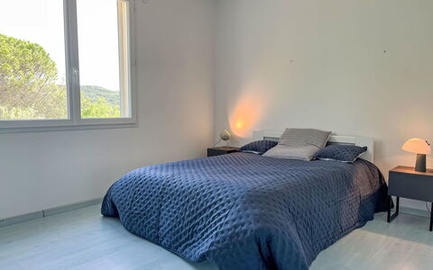 Castellas: Cama, Habitación, Mueble, Lecho, Diseño De Interiores, Sábana, Suelo, Piso, Madera, Linos