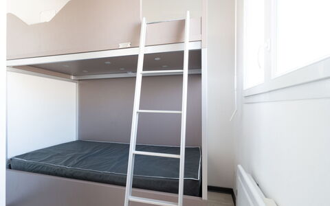 La Dune: Madera, Suelo, Piso, Diseño De Interiores, Habitación, Litera, Habitación, Cama, Techo, Lecho