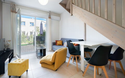 La Dune: Diseño De Interiores, Mueble, Piso, Suelo, Madera, Habitación, Techo, Sofá, Sala, Encendiendo