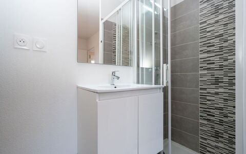 La Dune: Piso, Suelo, Pared, Diseño De Interiores, Baño, Arreglo De Tubería, Loseta, Techo, Mueble De Baño, Lavabo Del Baño