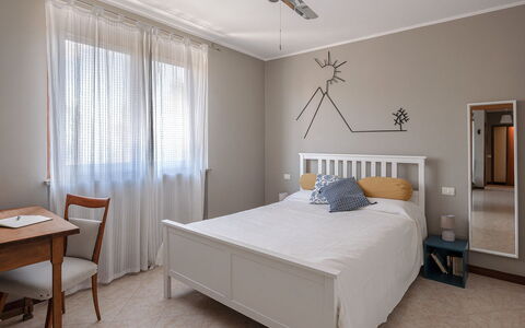 La Casa del Saggio: Cama, Mueble, Diseño De Interiores, Habitación, Lecho, Pared, Suelo, Piso, Sábana, Techo