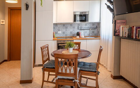La Casa del Saggio: Mueble, Diseño De Interiores, Piso, Madera, Suelo, Mesa, Habitación, Silla, Techo, Cocina