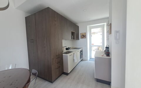 Central Design Flat With Parking, Bogliasco: Madera, Piso, Suelo, Mostrador, Diseño De Interiores, Departamento, Mueble, Gabinetes, Cocina, Habitación