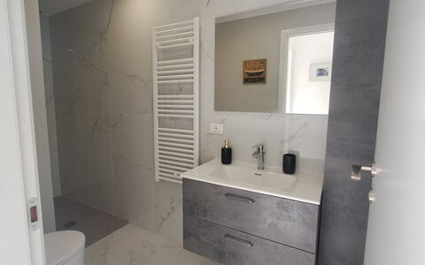Central Design Flat With Parking, Bogliasco: Piso, Suelo, Arreglo De Tubería, Mueble De Baño, Loseta, Baño, Plomería, Lavabo Del Baño, Grifo