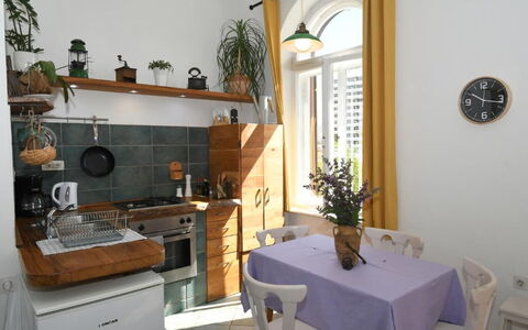 Appartamento Central Sea View Opatija: Mueble, Piso, Diseño De Interiores, Madera, Suelo, Aparato De Cocina, Encendiendo, Cocina, Gabinetes, Habitación