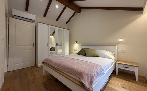 Casa Rossa Ac, Wifi, Prodol - Croazia: Cama, Mueble, Diseño De Interiores, Habitación, Pared, Piso, Suelo, Madera, Techo, Lecho