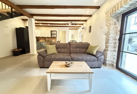 Casa Rossa Ac, Wifi, Prodol - Croazia: Mueble, Diseño De Interiores, Piso, Sofá, Suelo, Madera, Habitación, Mesa, Sala, Techo