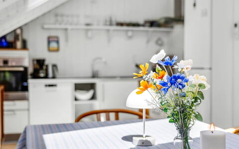 Mila - 30Km from the Sea: Mueble, Diseño De Interiores, Flor, Piso, Mesa, Silla, Cocina Y Comedor Mesa, Maceta, Comedor, Habitación