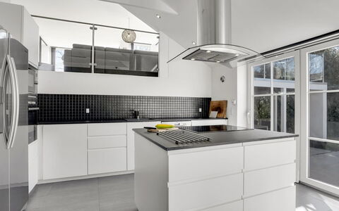 Judit - 10M from the Sea: Cocina, Aparato De Cocina, Mostrador, Diseño De Interiores, Gabinetes, Piso, Electrodoméstico, Estufa De Cocina, Techo, Suelo