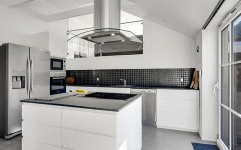 Judit - 10M from the Sea: Cocina, Mostrador, Aparato De Cocina, Diseño De Interiores, Piso, Gabinetes, Techo, Electrodoméstico, Suelo, Lámpara
