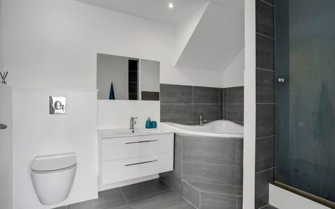 Judit - 10M from the Sea: Piso, Suelo, Diseño De Interiores, Arreglo De Tubería, Baño, Loseta, Plomería, Grifo, Lavabo, Mueble De Baño