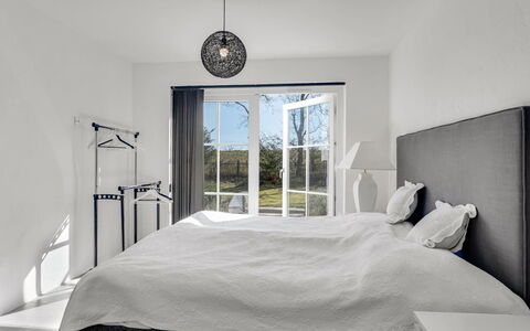 Judit - 10M from the Sea: Cama, Mueble, Lecho, Habitación, Diseño De Interiores, Sábana, Linos, Techo, Piso, Suelo