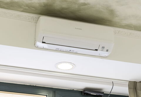 La Rondine Apartment: Electrodoméstico, Dispositivo Electronico, Sala, Pequeños Electrodomésticos, Planta De Casa, Lámpara