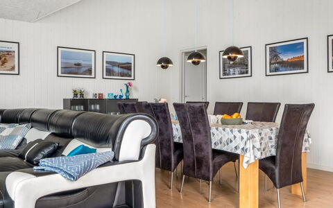 Sunna - 1.2Km from the Sea: Mueble, Diseño De Interiores, Sofá, Piso, Techo, Suelo, Habitación, Sala, Casa, Encendiendo