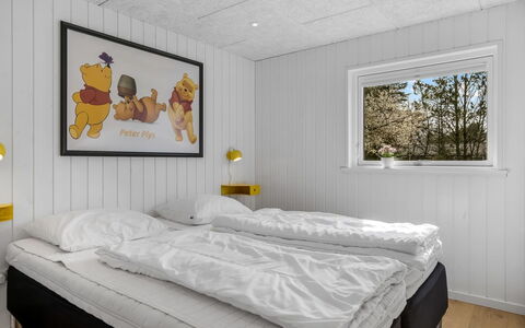 Sunna - 1.2Km from the Sea: Habitación, Lecho, Congelación, Sábana, Marco De La Cama, Cama, Nieve, Invierno, Tablón