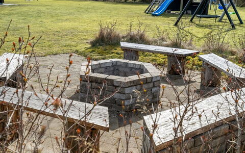Sunna - 1.2Km from the Sea: Banco Al Aire Libre, Mueble Para Exteriores, Banco, Jardín, Mesa Al Aire Libre, Mesa De Picnic, Hormigón, Patio Interior, Losa