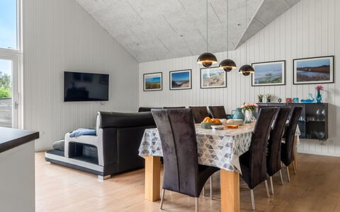 Sunna - 1.2Km from the Sea: Madera, Diseño De Interiores, Piso, Techo, Sofá, Mueble, Suelo, Sala, Habitación