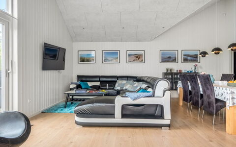 Sunna - 1.2Km from the Sea: Diseño De Interiores, Sofá, Madera, Piso, Techo, Sala, Suelo, Mueble, Encendiendo