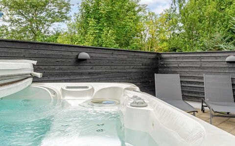 Sunna - 1.2Km from the Sea: Material Compuesto, Mueble Para Exteriores, Bañera, Piscina, Arreglo De Tubería, Jacuzzi, Patio Interior, Planta De Casa, Eco Hotel