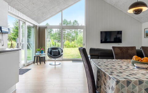 Sunna - 1.2Km from the Sea: Madera, Techo, Piso, Casa, Diseño De Interiores, Cocina Y Comedor Mesa, Sala, Silla, Sofá