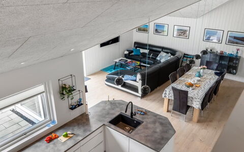 Sunna - 1.2Km from the Sea: Piso, Techo, Habitación, Cocina, Mostrador, Silla, Madera Dura, Suelos De Madera, Lámpara, Sala