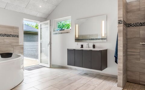 Sunna - 1.2Km from the Sea: Piso, Diseño De Interiores, Arreglo De Tubería, Suelo, Baño, Lavabo, Mueble De Baño, Grifo, Loseta, Plomería