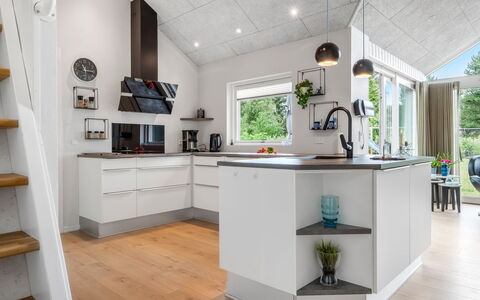 Sunna - 1.2Km from the Sea: Piso, Diseño De Interiores, Cocina, Mostrador, Mueble, Techo, Madera, Lámpara, Suelo, Aparato De Cocina