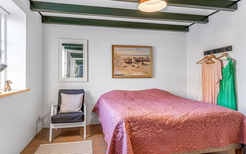 Rami - 250M from the Sea: Mueble, Diseño De Interiores, Cama, Habitación, Pared, Piso, Suelo, Techo, Madera, Lecho