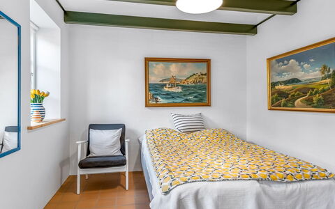 Rami - 250M from the Sea: Habitación, Cama, Diseño De Interiores, Pared, Mueble, Sábana, Lecho, Suelo, Madera, Piso