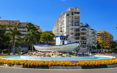 Estepona 657: Edificio, Departamento, Ciudad, Barrio, Arquitectura, Condominio, Barrio Residencial, Diseño Urbano, Uso Mixto