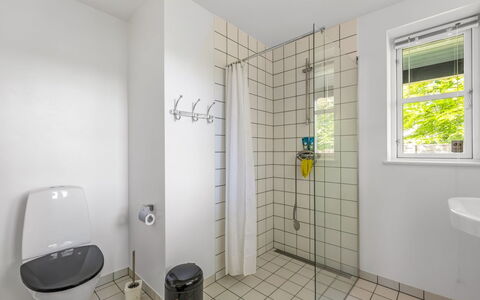 Christin - 275M from the Sea: Piso, Arreglo De Tubería, Suelo, Baño, Diseño De Interiores, Baño, Asiento Del Baño, Plomería, Techo, Material Compuesto