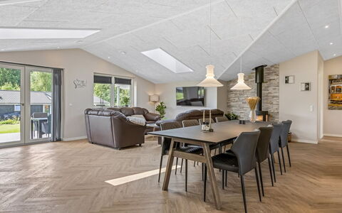 Alvira - 30Km from the Sea: Diseño De Interiores, Madera, Techo, Piso, Mueble, Suelo, Sofá, Sala, Lámpara, Casa