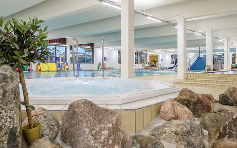 Alvira - 30Km from the Sea: Material Compuesto, Techo, Piscina, Salón, Hotel, Centro De Ocio, Recurso, Sede