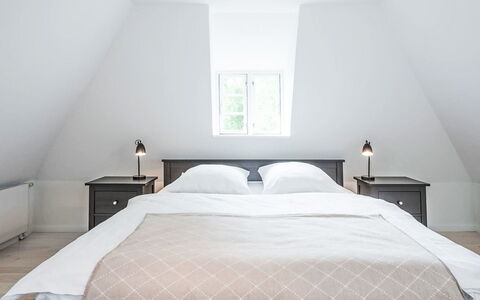 Kleine Reetdachkate: Cama, Habitación, Diseño De Interiores, Piso, Madera, Lecho, Techo, Sábana, Mueble, Suelo