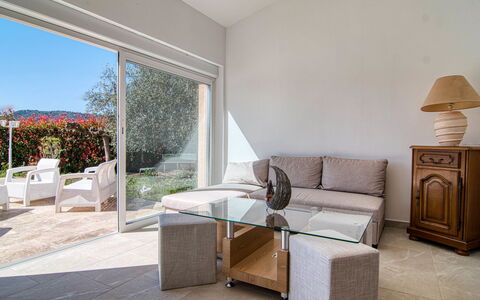 Villa Mehdaeve: Mueble, Diseño De Interiores, Piso, Madera, Techo, Suelo, Silla, Mesa, Departamento, Encendiendo