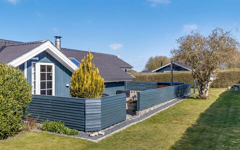 Aika - 450M from the Sea: Madera, Techo, Casa, Casa, Arquitectura, Vía Muerta, El Terreno Del Lote, Cabaña, Cobertizo, Edificios Del Jardín