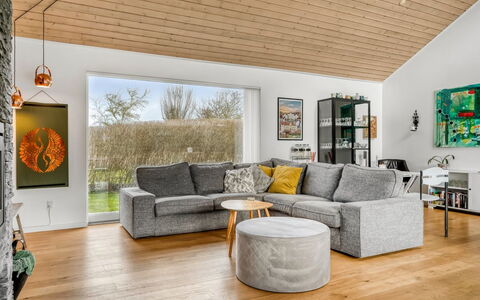 Kato - from the Sea: Piso, Diseño De Interiores, Mueble, Sofá, Suelo, Madera, Sala, Suelos De Madera, Techo, Habitación