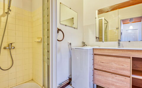 L'Étang: Piso, Arreglo De Tubería, Suelo, Baño, Diseño De Interiores, Plomería, Lavabo Del Baño, Espejo, Material Compuesto, Loseta